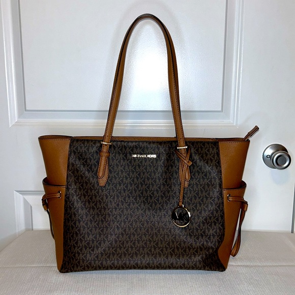 Michael Kors Gilly Large Jet set Drawstring Top Zip Tote Brown Monogram - Picture 6 of 15